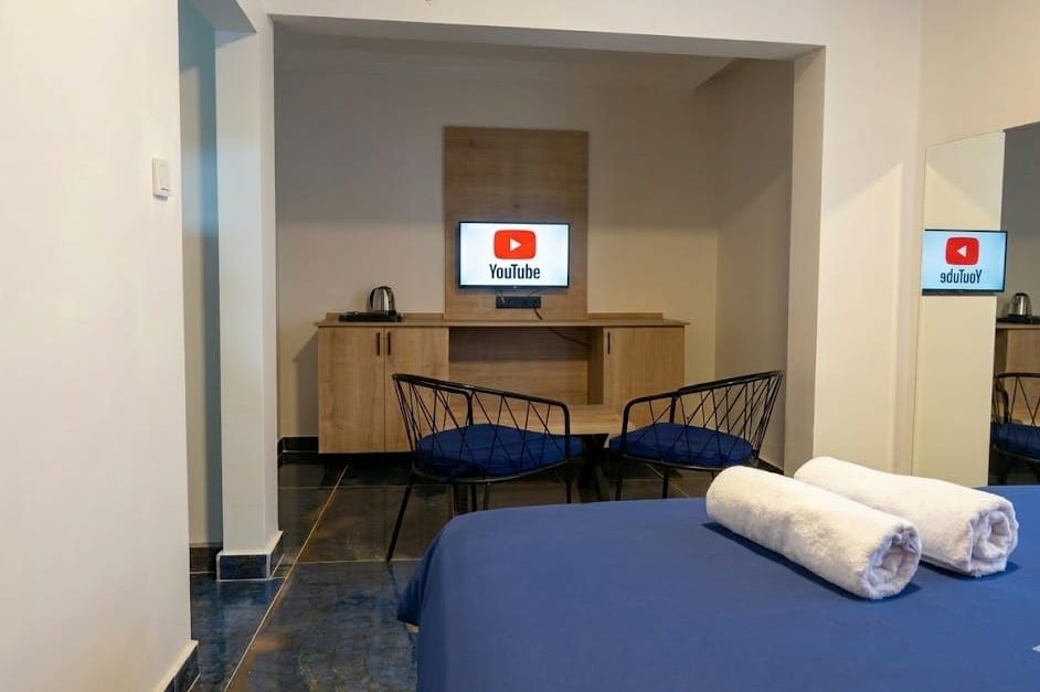 Keçiören saatlik kiralık oda, oturma alanı ve yemek masası